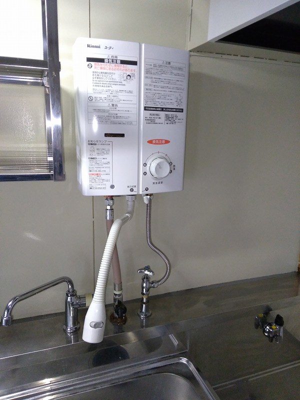 名古屋市南区で台所用小型瞬間湯沸器リンナイRUS-V51XT取付が税込み激安価格の30,800円！ | ガス給湯器取替工事専門店
